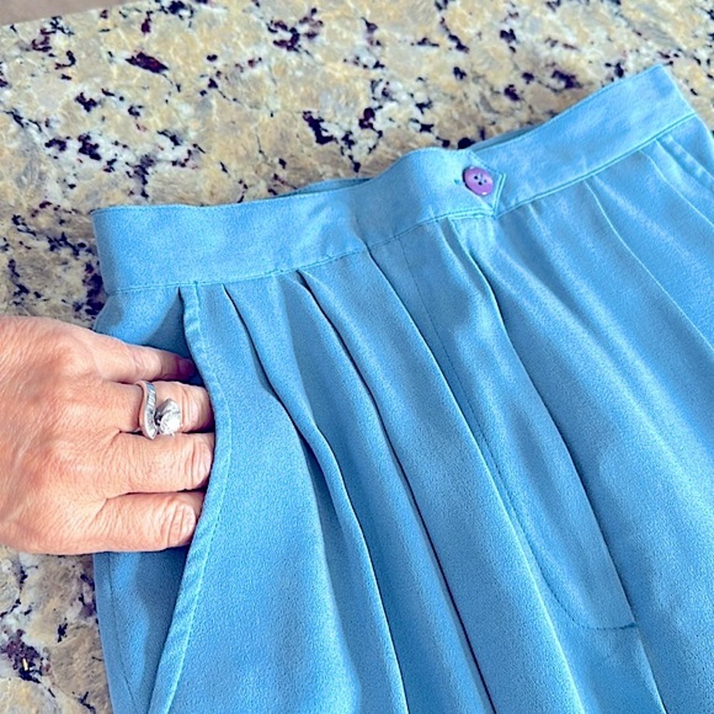 Classy and chic!! Beautiful chambray blue~100% Silk dress pants….size 6P - Picture 4 of 6